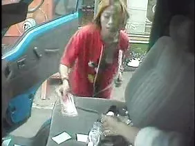 年輕的聖彼得堡賤人Sasha Rose呻吟得如此甜蜜，以至於無法抗拒，這些聲音讓人想起甜美催眠的歌聲，他們的勃起正如火如荼，第二十一指從內部用動脈血破裂，卵子開始瘋狂地生病並積極地產生精子。現在值得去看視頻的描述！身材中等的苗條身材，乳房強壯突出，乳頭被拉起，進入家中，開始從門檻開始脫衣服。 nymphat非常興奮，她準備在走廊裡抽搐，直到她的父母到來，她需要緊急滿足，但是如果沒有最喜歡的男孩腿間有直立的紅色，怎麼辦呢？屁股從波浪起伏的瘙癢中變得聰明，慾望撕裂柔軟的肉體層，儘管有親人回歸的危險，但是不可能抵抗手淫。 Sasha Rose抽出兩個令人印象深刻的假陽具，塗抹她的手掌，用手指輕拍她的陰道，用手指短暫地刺入她的肛門，幫助鬆弛括約肌。身體已經準備好接受期待已久的高潮快樂，它仍然只是為了廣泛傳播腿部，積極地使用手柄，不要忘記大聲呻吟，喚起樓梯間所有鄰近的男孩。也許這是俄羅斯色情史上最直言不諱的獨唱，值得評價最高的球和讚美！