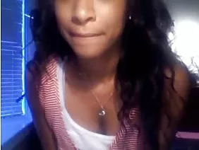 這個年輕女孩獨自留在家裡，不知道該怎麼做，但她在父母的房間找到了一個女性化身，並決定將它貼在她的陰部