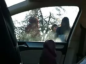 回到家給了被曬黑的女主人一些驚喜 - 她委託照看公寓的小女兒不在家，但她的男朋友邁克爾睡在沙發上。肌肉男孩習慣穿著褲子短褲和腹股溝上的鈕扣，在早晨勃起時沒有約束他的紅色成員，另一位客人度過了一個美好的夜晚，從幾瓶空啤酒判斷。年輕人沒有對醒來的嘗試作出反應，然後孤獨的捕食者用手抽了幾次皮革睫毛。從手淫開始，女兒的愛好恢復了意識;邁克爾迅速躲在毯子臃腫的大自然中，頭上有一個火熱的頭，驕傲地抬起在陰莖的上方，警告他們準備好穿透任何潮濕的人體裂縫。作為一個母親，一個黑髮女郎對她女兒親密的生活感興趣，她有著英俊慷慨的天賦，她知道孩子們沒有過性生活，並立即跳上一個沉睡的青年進行性慾解放。與她的炙手可熱的母親安排的恥辱相比，扮演邁克爾女孩的口交只是一件小事。