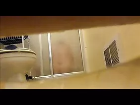 這個女孩身材苗條而性感，坐在扶手椅上，開始玩她狹窄的洞。這個無恥的婊子真的很喜歡她觸摸手指時的感受，因此她無法停止。如果她的男朋友沒有下班回家，那女孩整天都會搞手淫。看到他女朋友在做什麼，這傢伙掏出他的雞巴讓他吮吸。直到那個時候的美麗並沒有讓她心愛的人將雞巴推入她的嘴裡。然而，這次她感到有點內疚，因此她毫無疑問地做了一個口交，之後她坐在陰莖上，好像騎車者開始騎他。