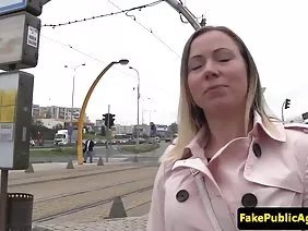 Aidra Fox絲襪中女孩的骯髒幻想與任何特別的東西都沒有什麼不同,儘管以尼龍的外觀結束的戀物癖會喜歡這個視頻。紋理的棕色頭髮是如此迷人,以至於不可能愛上她,她的慵懶的聲音不由自主地引起勃起。當用濕的性嘴唇之間擠壓幾根手指時,蛹用一支筆劃分了兩個壯麗的祭司。就像溫柔的太陽在自慰時以溫暖的眼神照亮她的情人,但是不要忘記撫摸紳士的硬化家庭,她的腳緊緊地用襪子蓋住。摩擦的一個成員開始比太陽更明亮地燃燒,他的張開意味著射精的快速接近,所以令人愉快的kral從上面匆匆忙忙地結束了。
