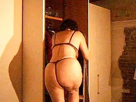 有一段時間，有可能為這個女孩的獨自雞姦監視這個夢中男孩，他迷上了耳朵，但隨後小貓扔掉了女僕，決定問不請自來的客人在灌木叢中。她赤腳走到一個受驚的傢伙身邊，將她的身體藏在一條毛巾後面，毛巾不斷被欺騙，提議愚弄。鼓風機立即在犬齒上投下激情，種植甲殼類動物並實現一個古老的夢想 - 用精子雞尾酒對待這位女士。