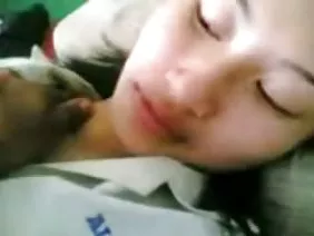 令人驚嘆的金髮美女格魯吉亞有一個龐大的胸部，每一半都不會用雙手扣住。這個女孩體格很棒，吸引了各種各樣男人的注意力，而蛹只能選出最有趣的粉絲。面對金發不陳腐，整齊乾淨，絨皮，每一個細節都是那麼完美，有些男性相比魔術師有一個芭比娃娃，其中，當然你必須生活在相關lachuge.Ocherednoy崇拜者，已經提出了驚喜，立志他媽的豐滿的女孩不斷地發癢，腿之間的當前洞。妓女厭倦了恭維並不斷地從事性行為，心甘情願地傳播她的大腿，讓她在前端舔一下笑，她用穿孔裝飾。當它採取水平位置時，山羊爪子遍布身體，伸展彈弓並愉快地觀看另一個情人的努力。母狗舔手指愛撫陰蒂，它仍然在場邊與花花公子親吻她的胯部有節奏地爬行由一塊鐵豌豆刺穿，隨之而來的興奮的時間。伸展格魯吉亞幸運將以不同的方式和不同的姿勢！