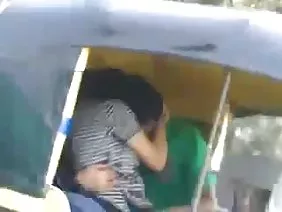 性交女孩在komunalki的各個角落，在她的嘴裡插入一個雞巴，把她的陰部放在她的胸部之間，一般來說，她只是沒有做，但享受他和她