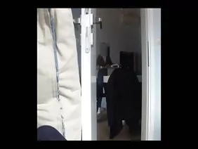 早晨醒來 - 這一刻多米尼克福克斯不能不理睬，因為情人總是一大早就在石頭上。這個頑皮的棕髮女子沒有跑去刷牙或自己洗澡，但立即將紅色單位塞進她的嘴裡，毫不鄙視將它推到恥骨捲髮的喉嚨上。女孩順利地吮吸頭部，意識到這個可愛的傢伙已經不再睡覺了。幸運沒有折騰，並沒有急於舔他的女朋友在他的腿之間，因為他想享受與睡眠分離的美妙時刻。口交給了女士們一個豐盛的，靈魂開始唱夜鶯的歌曲，雞蛋開始在鍋中愉快地播種，血液充滿了慾望。就在那時大腦關閉了。在一陣甜蜜的瘋狂中，這個年輕人急忙把anusling作為伴侶，而不是認為她可能真的想要做一個排便行為，就像普通人一樣。為了最親愛的性行為，這個志願者正在為他的舌頭做準備。