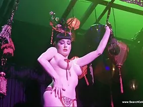 妓女珍妮格蘭被她的主人大衛佩里邀請到一個小鍋裡，在一次乘船旅行中，他自願陪伴瑞奇曼奇尼和馬庫斯斯特朗的朋友。三個可愛的膨脹食肉舔，瞥了一眼短髮棕髮女人的背部，在炎熱的天氣裡不穿內褲。伙計們決定他們是否可以將妓女聚集在一起或單獨，但隨後出現了秩序問題。帶著光芒四射的微笑猥褻暗示吸氣的小女孩並沒有產生自我保護感，所以當被一群褶邊包圍時，她只是咯咯地笑，傻笑著，用手指上的一個濕漉漉的陰部串起來。一條毛巾，就像一塊柔軟的地毯，當跪下，跪姿，兩個臉頰後面三角形的陰莖時，不允許蛹揉到血液中。汗濕的，可恥的，無故障的結Jenny Glam打瞌睡地同步進入三個洞，妓女大聲的喉嚨聲響起了許多英里，成員的濕漉漉的打擊增加了這個過程的辛辣。頭腦中的熱門人物因為原始覺醒而無法工作，呼喚心靈接受肉體的快樂，所以妓女要經歷一個多小時的折磨。