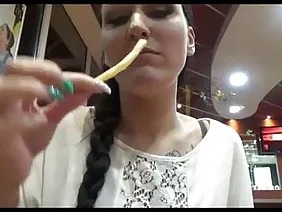 這個女孩跪在老師面前,用甜美的嘴巴做出了積極的評價。為了給她的伴侶帶來最大的快樂,她用雙手握住陰莖,有時輕輕按摩雞蛋。老師滿意地看著她,享受著這個過程。有一次,女孩停止吸吮並通知她的伴侶她已經厭倦了。她要求他以深舔陰的形式相互感情。首先,老師反對這一點,拒絕使用該語言。但經過一番勸說,他仍然同意並繼續舔陰部。