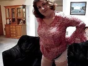 聘請經驗豐富的瑜伽飛進Bruci一個相當便宜。滑板女孩不僅想要找到心理平衡,還想找到可塑性,所以她同意從零開始學習一種新技術。布魯內特買了緊身運動服和體操墊,專業人士教他們採取各種錯綜複雜的姿勢。作為一名經驗豐富的體育女孩,掃盲對學生有所反應,但沒有考慮到獲得扭傷的可能性。可憐的東西抓住了大腿內側的抽筋。痙攣非常強烈,肌肉根本沒有鬆動;需要從受傷部位進行粗暴按摩。強壯的瑜伽手指將血液分散在肌肉中,使問題區恢復到正常狀態。突然,布魯奇覺得瑜伽大師的拇指已經穿透了懷抱。手指沒有意外滑落,男人故意將他趕出去,因為他想親眼看到悶熱的客戶腿之間美麗的翹頭。