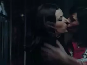 這個黑黝黝的男人舔著曲線美女的巨大彈性乳房，然後在乳房之間幹捏並完成了。