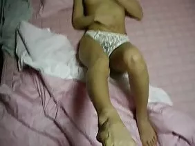深色頭髮的黑髮實現了紳士的夢想 - 在角色扮演遊戲中，她需要扮演一個放蕩，淫蕩，貪得無厭，狡猾頑皮的護士。拉丁美洲的小雞像一個成年人一樣用粉紅色的假陽具燃燒，在胸部之間捏他，吮吸和模仿穿透。但對於一名醫護人員而言，塑料廢話與一名已婚男子的橡膠女人一樣不合適，此外還有兩名情婦。女孩堅持在病房裡唯一有特權的人。他氣喘吁籲地坐在沙發上，坐在一張雪白色長袍上的紅色十字架上，被肉質的緩衝物迷住，跳到跳舞的自我的節拍，並不掩飾他正在他的褲子下面準備好口交。患者的救助者首先用她非常敏感的嘴唇測量陰莖的溫度，感覺頭部如何灼傷她的皮膚，通過唾液和輕微的空氣噴射到弓形桿進行緊急冷卻。這個人有一個危急的情況，一個成員比一棵樹更難，一個脈動從內部打破它，唯一的救贖是在起搏起搏器的幌子下在醫院沙發上驚人的性行為。如果在射精後這個可憐的傢伙失去意識，那麼好玩的minx可以迴避他的除顫器！