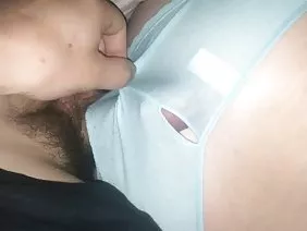 蒂娜凱已經簽署了一項公開羞辱的合同。在色情內容中，這意味著最高級別的解放和對任何程度不道德行為的恥辱感。一個帶著驚恐身材的小雞被帶到商店，在那裡他們被放在便攜式犬籠附近的皮帶上。他們在她身上放了一碗水，給了他們甜點，等待第一批顧客打開後出現在商​​店裡。觀眾們想知道一個裸體小伙子在一個攤位上做了什麼，以及為什麼一個長腿金發女郎如此無情地嘲笑她，但旁觀者仍留在店內，瞪得不雅。當商店擠滿了，墮落的婊子參與的可恥的節目開始了：她被迫舔地板，四肢爬行，吮吸陌生人，替換陰部伴隨著束縛，最瘋狂的傢伙可以操蛋或餵養賤人。