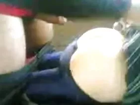 這位記者接受了一位十八歲女孩的採訪。他主要關注她的性生活以及她與親密話題的關係。在談話過程中,記者讓女孩稱讚並試圖說服她展示自己的親密場所。經過長時間的談話,美女仍然同意這一點。她慢慢剝光,拿起一個粉紅色的strapon,開始手淫。一位記者看著如此艱難的放蕩,很快就興奮起來,也加入了這個過程。他把這個賤人放在了癌症的位置,並開始用力操她的甜蜜的陰部。