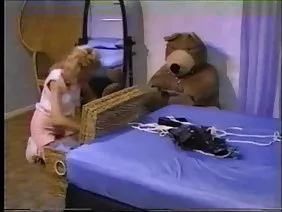 不平衡的金發碧眼夏季布里爾在她的瑜伽課上找到了慰借。女人明智地接近訓練，開始準備與指導員一起進行小組練習，試圖以積極的方式改變她的爆發性脾氣。由於某種原因，教練沒有參加下一次會議，這位女士看著下一位觀眾參加瑜伽，並在豐滿的黑髮女子奧古斯特·泰勒的陪伴下看到了Kayran Lee。另一個女人輕輕地將她的臀部壓在她的導師的陰莖上，深深地吸了一口氣，並從金發女郎因不快而闖入的密集寧靜中喝醉了。這位金發碧眼的小伙子拒絕出門，儘管這位黑頭髮的國際足聯爲一位著名教練的計劃外課程支付了大筆費用。這些婊子開始競爭，展示了瑜伽的靈活性和知識，瑜伽在房間內所有人的參與下自發地引發了性狂歡行為。