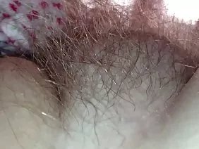 一個健康的短髮男孩把他的女朋友放在床上與癌症，抬起她的裙子，拉下她的白色內褲，並開始用她的手指撫摸她的陰部和肛門洞。他將自己的器械插入陰道，亂搞一個呻吟的女孩，然後，用舌頭撫摸她的胯部，亂搞她的屁股。